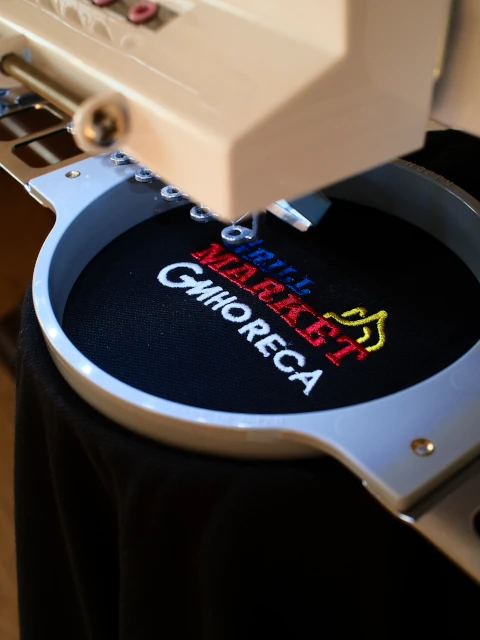 Broderie decorativa pe uniforma