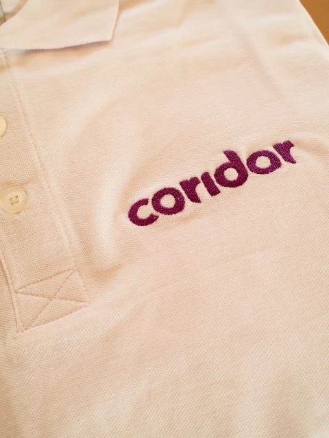 Personalizare textile cu broderie colorata